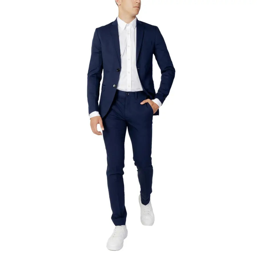Navy blue slim fit suit with white shirt and white sneakers