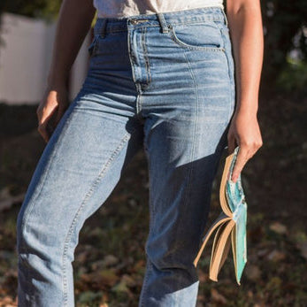 what to wear with mom jeans