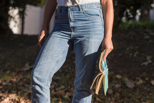 what to wear with mom jeans