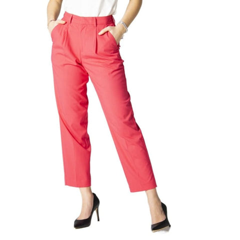 Woman in JJXX white shirt and pink pants apparel