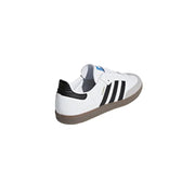 Weißer adidas Samba Ledersneaker mit schwarzen drei Streifen, Gummisohle und blauem Fersenlogo, von der Rückseite gesehen