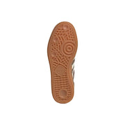 Beige Gummisohle mit strukturiertem Muster und geprägtem adidas Logo im Fersenbereich der adidas Originals Herren-Handballschuhe Spezial.