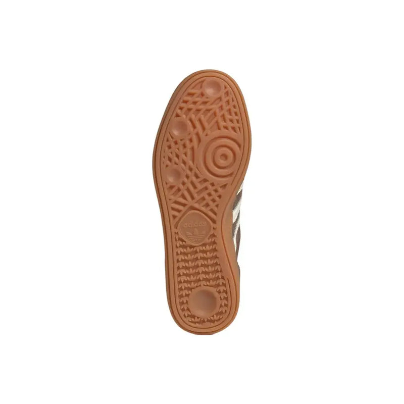Beige Gummisohle mit strukturiertem Muster und geprägtem adidas Logo im Fersenbereich der adidas Originals Herren-Handballschuhe Spezial.