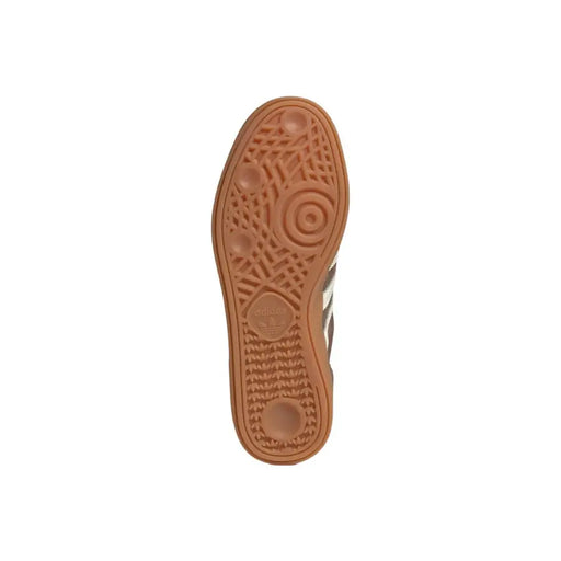 Beige Gummisohle mit strukturiertem Muster und geprägtem adidas Logo im Fersenbereich der adidas Originals Herren-Handballschuhe Spezial.