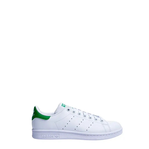 Weißer adidas Stan Smith Sneaker mit grünen Synthetik-Akzenten, klassischem Leder-Obermaterial und Gummisohle für Herren