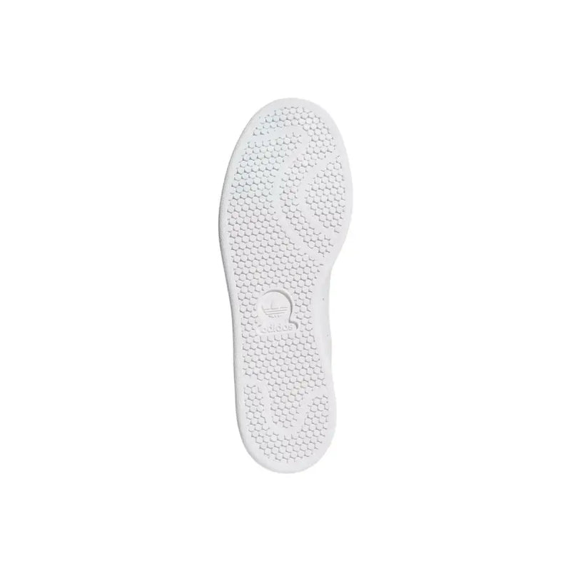 Rückseite weißer adidas Originals Herren-Sneaker, grüne Synthetiksohle mit Wabenmuster und geprägtem Trefoil-Logo
