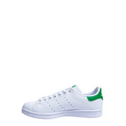 Weißer adidas Stan Smith Sneaker aus Leder mit leuchtend grüner Fersenlasche aus Synthetik und passendem grünen Logo auf der Zunge