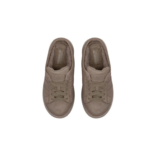 Beige Wildleder-Sneaker von adidas auf Campus-Basis mit passenden Schnürsenkeln und dem klassischen Drei-Streifen-Design von adidas Originals für Damen; braune Plateau-Slipper aus Leder.