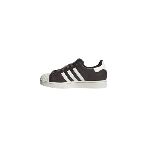 Adidas Braune Damen-Sneaker aus Leder im Superstar-Stil mit dunkelbraunem Wildleder-Obermaterial, weißer Zehenkappe aus Gummi und drei Streifen.