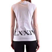 Rückansicht des ärmellosen, weißen Baumwoll-Tops von Alexander McQueen für Damen. top mit schwarzer Inschrift LXXIV im unteren Rückenbereich