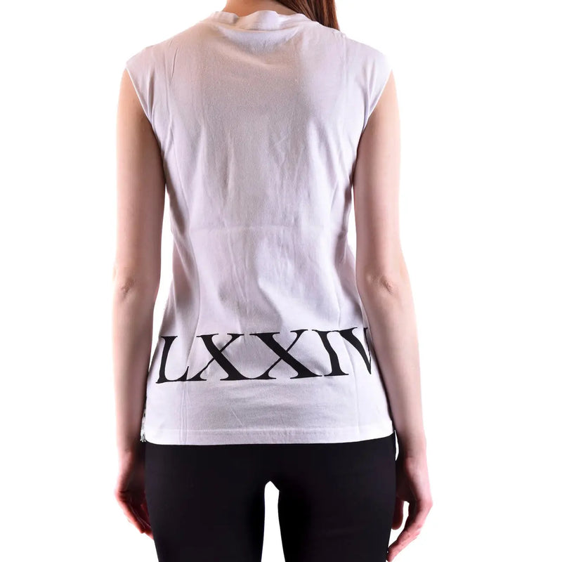 Rückansicht des ärmellosen, weißen Baumwoll-Tops von Alexander McQueen für Damen. top mit schwarzer Inschrift LXXIV im unteren Rückenbereich