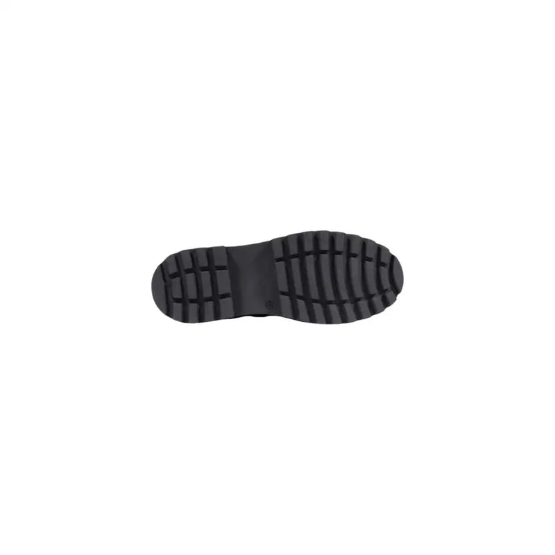 Black rubber sole with a rugged grid like tread pattern on alviero martini prima classe black ankle boots with zip