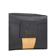 Schwarze, strukturierte Alviero Martini Prima Classe Clutch mit goldener Classe-Plakette und hellbraunem Ledereinsatz