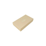 Beige, rechteckige Geschenkbox mit dezentem tclane-Logo für die Alviero Martini Prima Classe Damen-Geldbörse aus weißem Leder L15