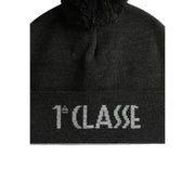 Schwarze Strickmütze von Alviero Martini Prima Classe mit flauschigem Bommel und „1ere classe“-Stickerei.