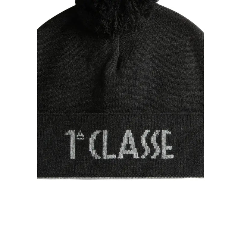 Schwarze Strickmütze von Alviero Martini Prima Classe mit flauschigem Bommel und „1ere classe“-Stickerei.