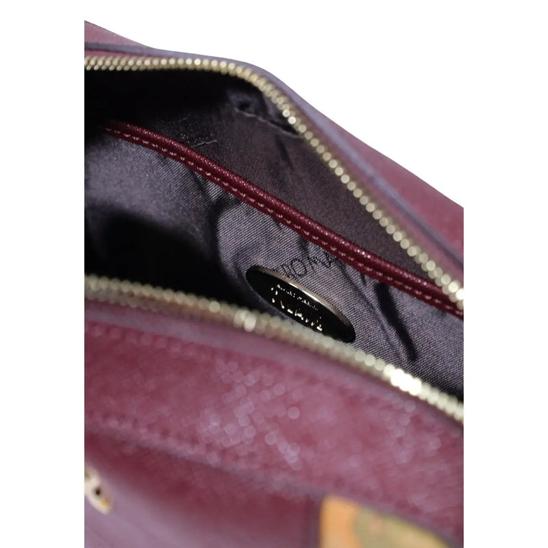 Alviero Martini Damenhandtasche aus bordeauxrotem PVC mit burgunderfarbenem, strukturiertem Leder, goldenen Reißverschlüssen und dunkelgrauem Innenfutter