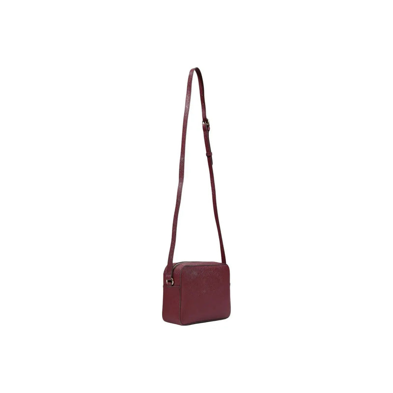 Eine elegante, burgunderrote Leder-Umhängetasche mit minimalistischem Design und verstellbarem Riemen von Alviero Martini