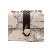 Alviero Martini Damenhandtasche, beigefarbene Umhängetasche mit Landkartenmuster, dunkelbraunem Lederriemen und goldenem Herzschloss-Anhänger