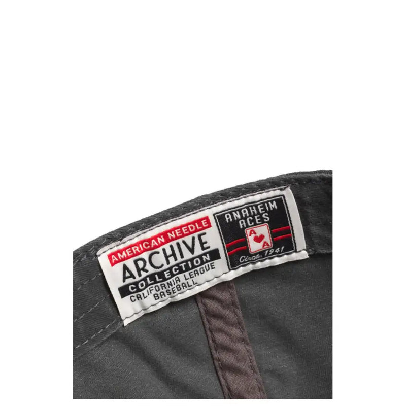 Schwarze Baseballkappe mit rot-weißem Logo und dem Label „American Needle Archive Collection“.