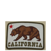Aufnäher mit braunem Bärenmotiv, rotem Stern und dem Schriftzug „California“ auf weißem, olivgrün umrandetem Hintergrund auf einer beigen Herrenkappe von American Needle aus Polyester.
