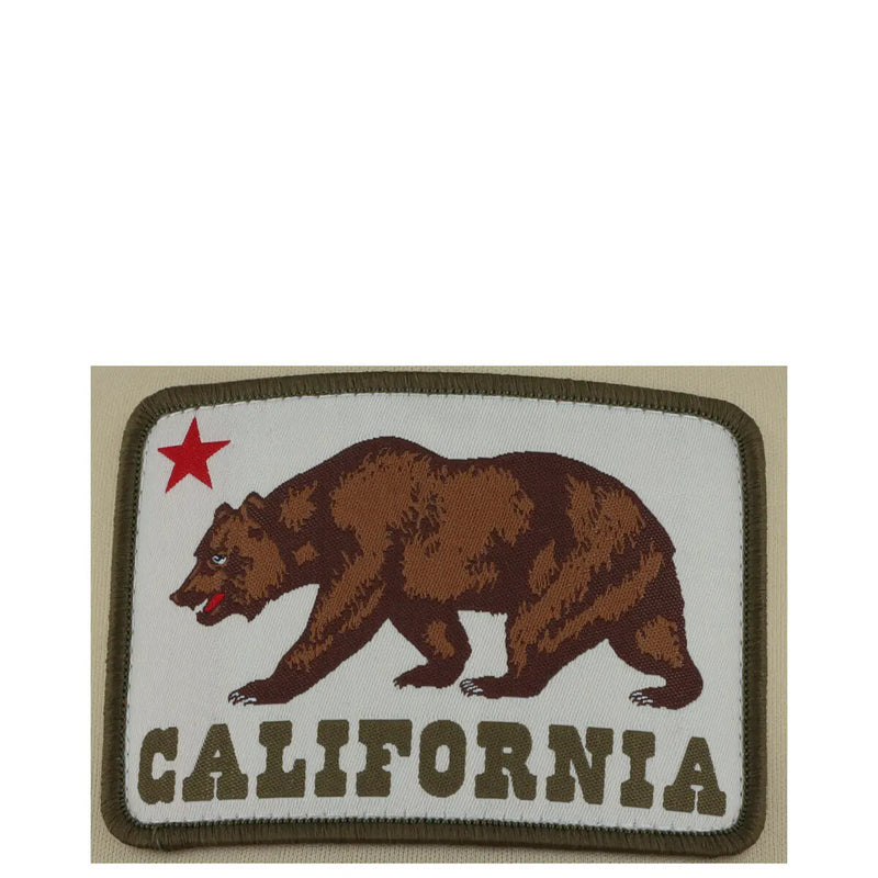 Aufnäher mit braunem Bärenmotiv, rotem Stern und dem Schriftzug „California“ auf weißem, olivgrün umrandetem Hintergrund auf einer beigen Herrenkappe von American Needle aus Polyester.