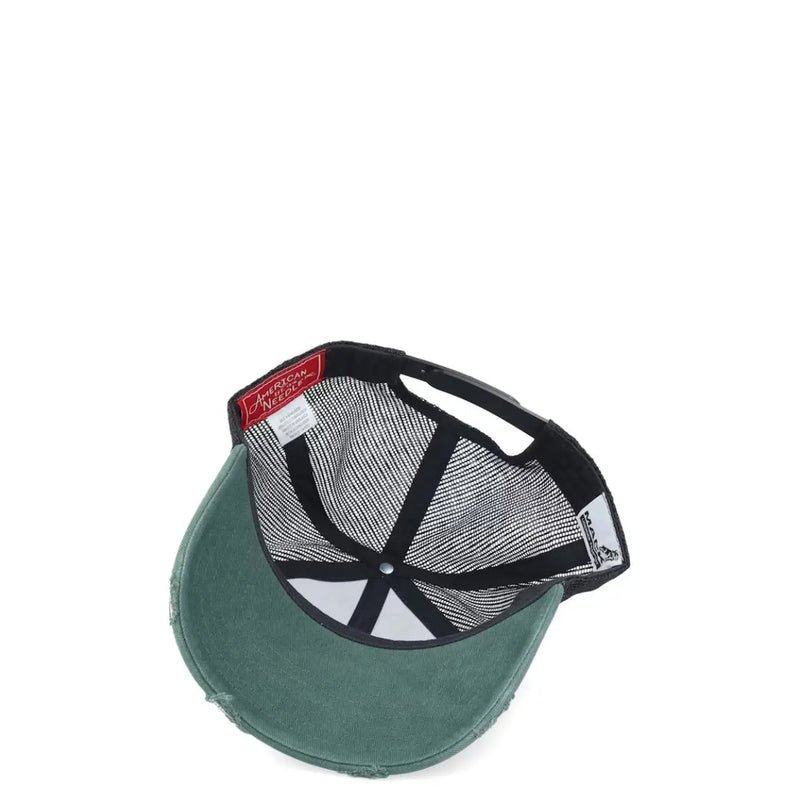 Eine dunkelgrüne Trucker-Kappe aus Baumwolle im Used-Look mit schwarzem Netzgewebe hinten und verstellbarem Riemen von American Needle (Herrenkappe).