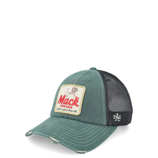 Eine abgenutzte, türkisfarbene American Needle Herrenkappe mit schwarzem Netzgewebe hinten und einem beigefarbenen Mack Trucks-Aufnäher in roter Schrift.