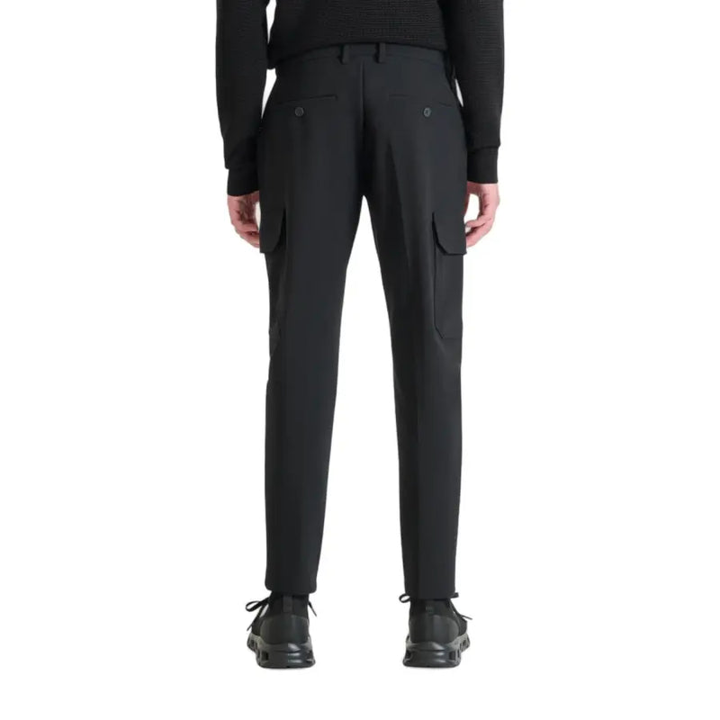 Men’s black cargo pants with side pockets and slim fit from Antony Morato collection