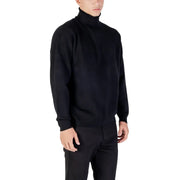 Black turtleneck sweater with ribbed cuffs and hem, made of soft wool