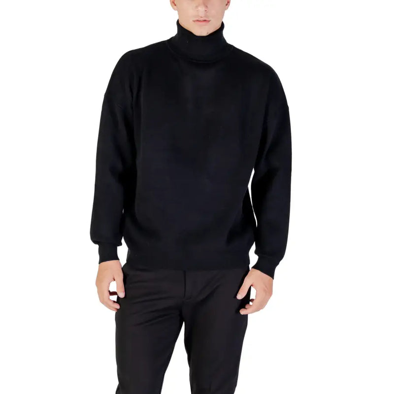 Black turtleneck sweater with ribbed cuffs and hem, made of soft wool