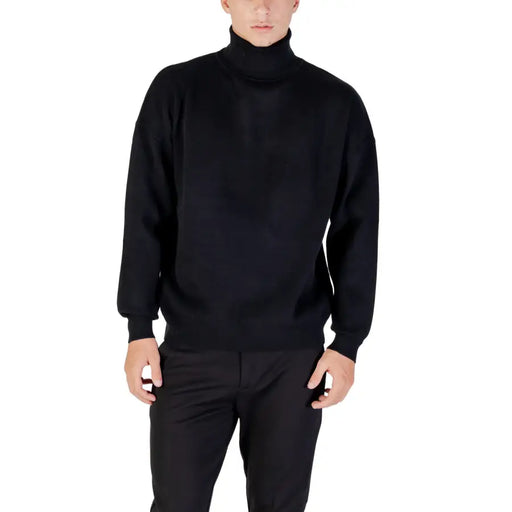 Black turtleneck sweater with ribbed cuffs and hem, made of soft wool