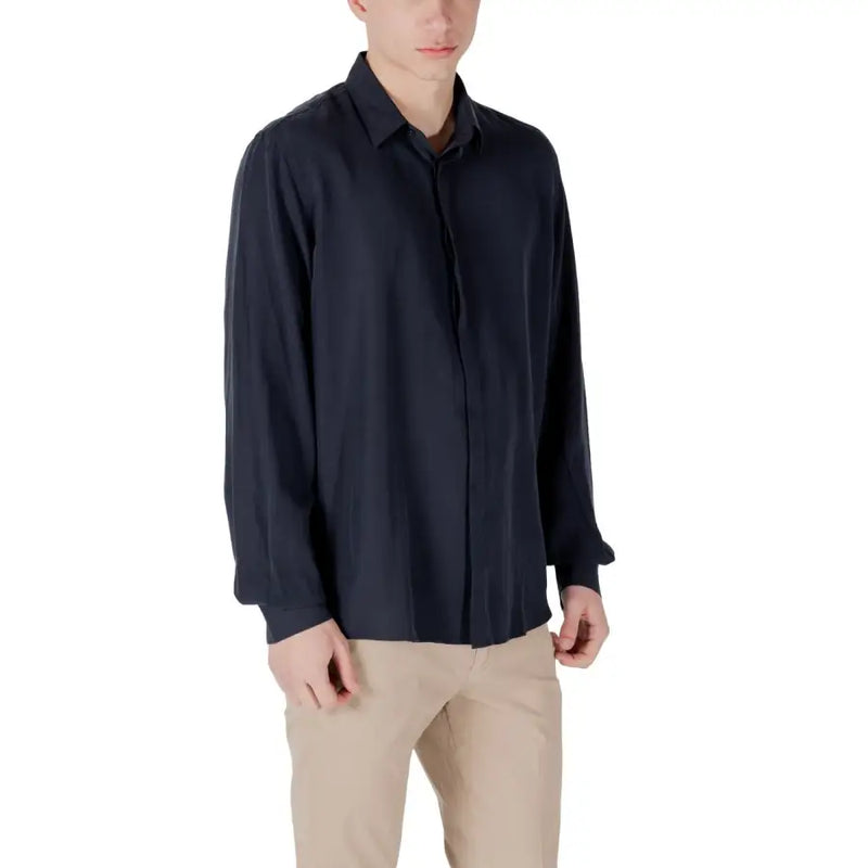 Men’s navy blue long-sleeve collared shirt with tan pants from Antony Morato Classic Blue Linen Blend collection