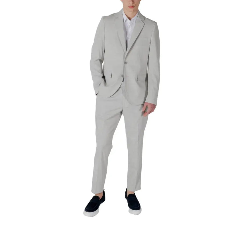 Light gray two-button suit with white shirt and black slip-on sneakers from Antony Morato