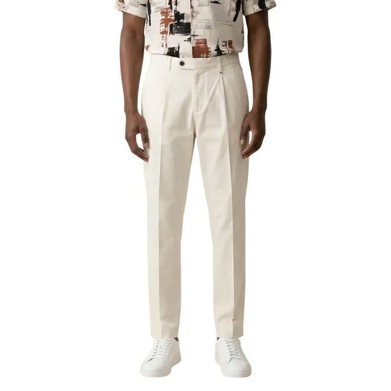 Antony Morato Schwarze Herren-Baumwoll-Leinenhose mit taillierter Passform, hier als cremefarbene, plissierte Chinohose dargestellt.