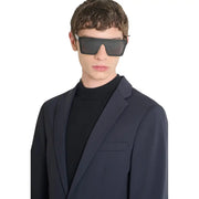Schwarze, rechteckige Sonnenbrille mit elegantem Design und dunkel getönten Gläsern, kombiniert mit antony morato blauer Herrenblazer aus Polyamid