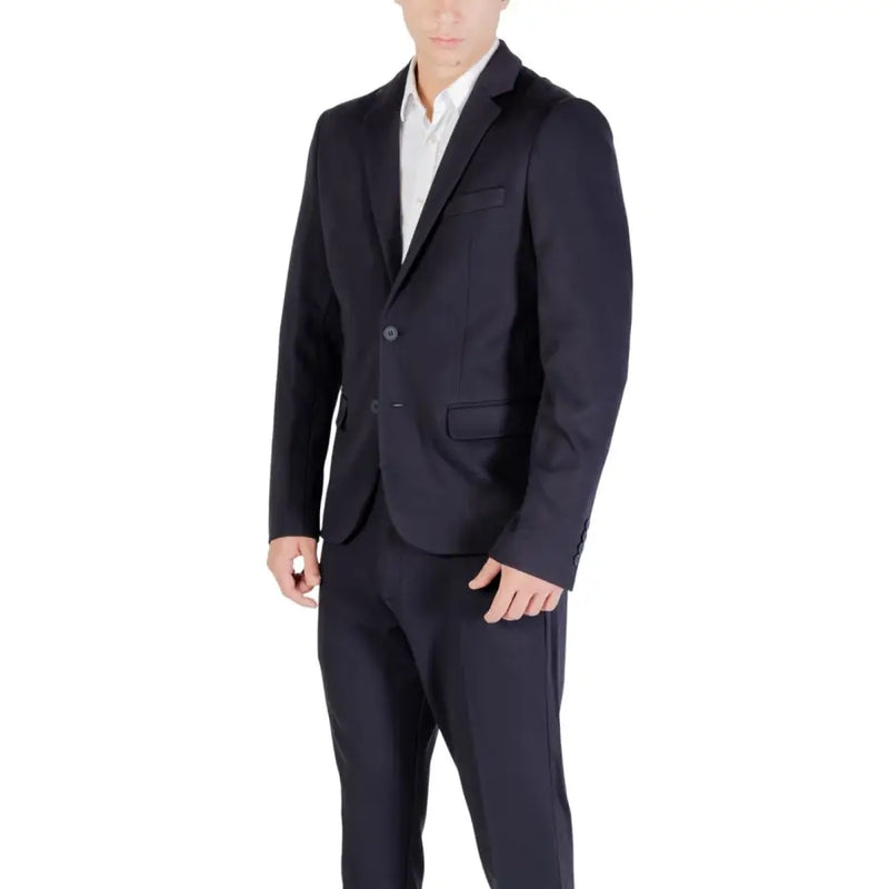 Antony Morato Herrenblazer aus blauem Viskosemischgewebe mit Reverskragen, dazu eine schwarze, taillierte Einknopf-Jacke und strukturierte Schultern.
