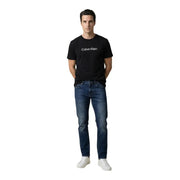 Schwarz Calvin Klein Baumwolle t-shirt mit weißem Logo gepaart mit Antony Morato Ozzy Herren-Jeans aus blauer Baumwolle, schmal zulaufend