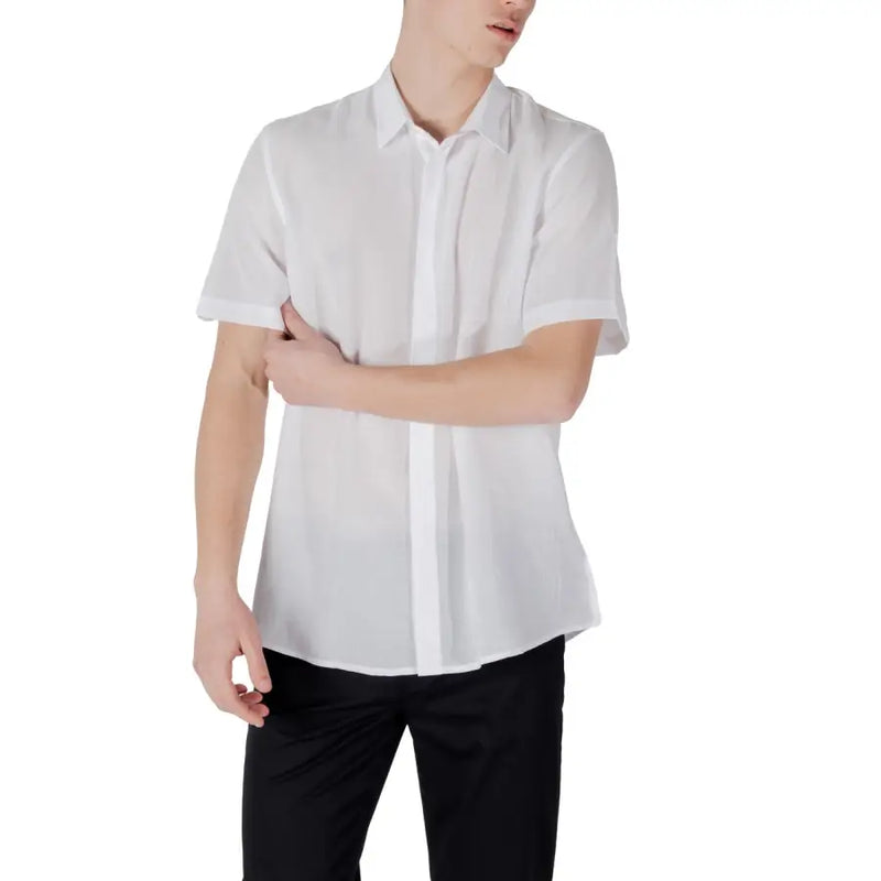 Weißes, kurzärmeliges Button-Down-Hemd von antony morato mit einem eleganten Kragen und dezenten Falten vorne für Herren