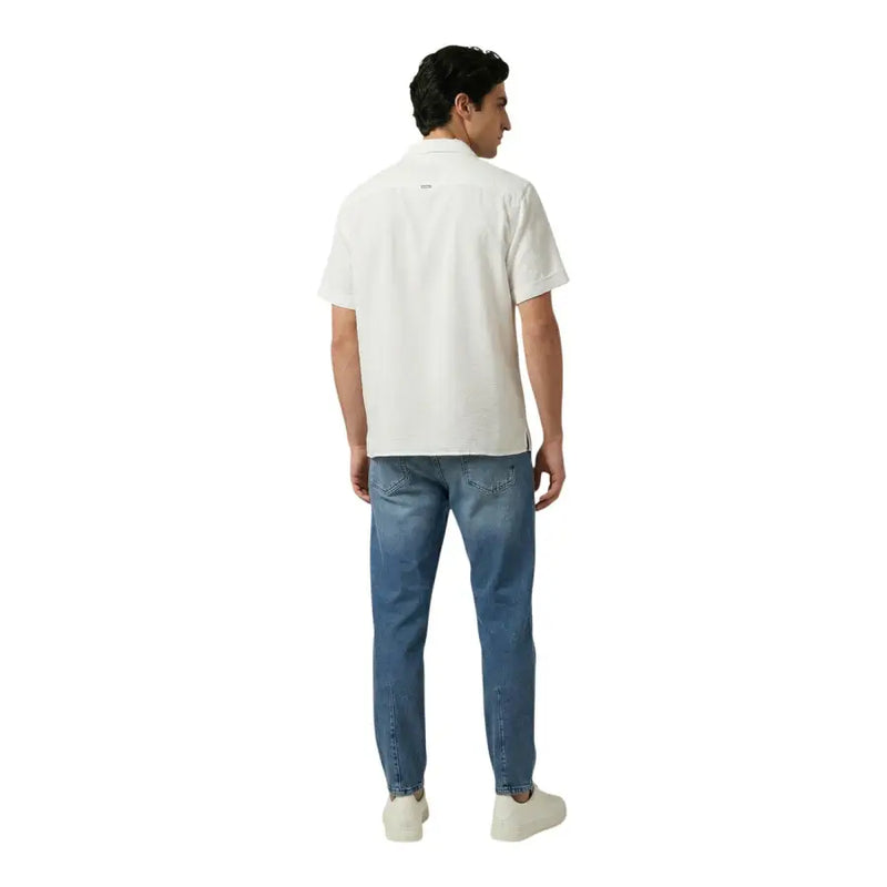 Ein Mann, der die Rückseite eines Antony Morato weißes, kurzärmeliges Poloshirt mit dezentem Logo und hellblaue Jeans