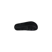 Schwarze Gummisohle mit strukturiertem Griffmuster und kreisförmigen Vertiefungen antony morato Herren-Slipper Kry schwarze Sandalen