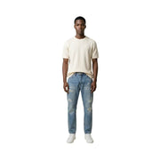 Eine hellblaue, leicht abgenutzte Jeans mit Rissen an Knien und Oberschenkeln für Antony Morato Männer t-shirt Sammlung