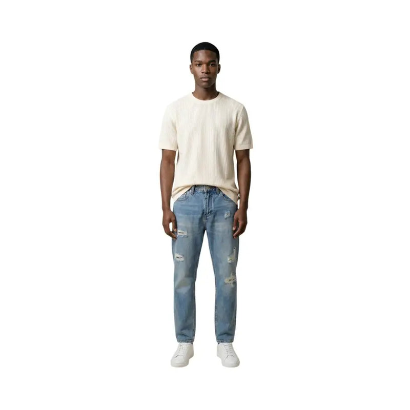 Eine hellblaue, leicht abgenutzte Jeans mit Rissen an Knien und Oberschenkeln für Antony Morato Männer t-shirt Sammlung