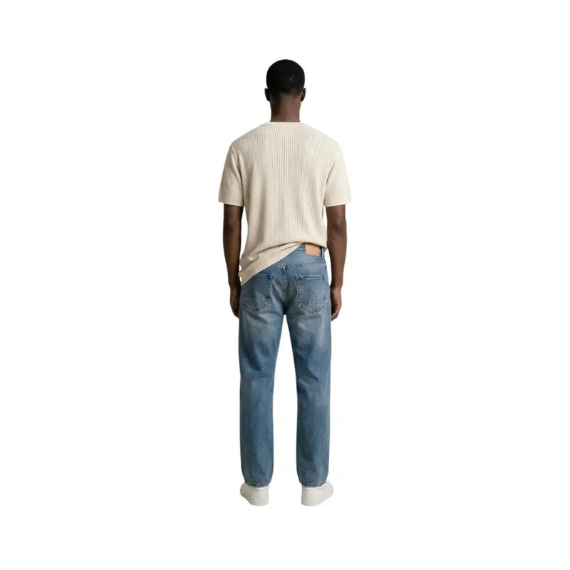 Antony morato Männer t-shirt kombiniert mit blauen Jeans im klassischen Five-Pocket-Design und verwaschener Optik.