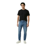 Antony Morato Männer t-shirt kombiniert mit mittelblauen Jeans im klassischen Five-Pocket-Design und geradem Bein.
