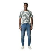 Ein Mann, der einen Antony Morato Herren weiß t-shirt mit grünem Palmenmuster und blauen Jeans