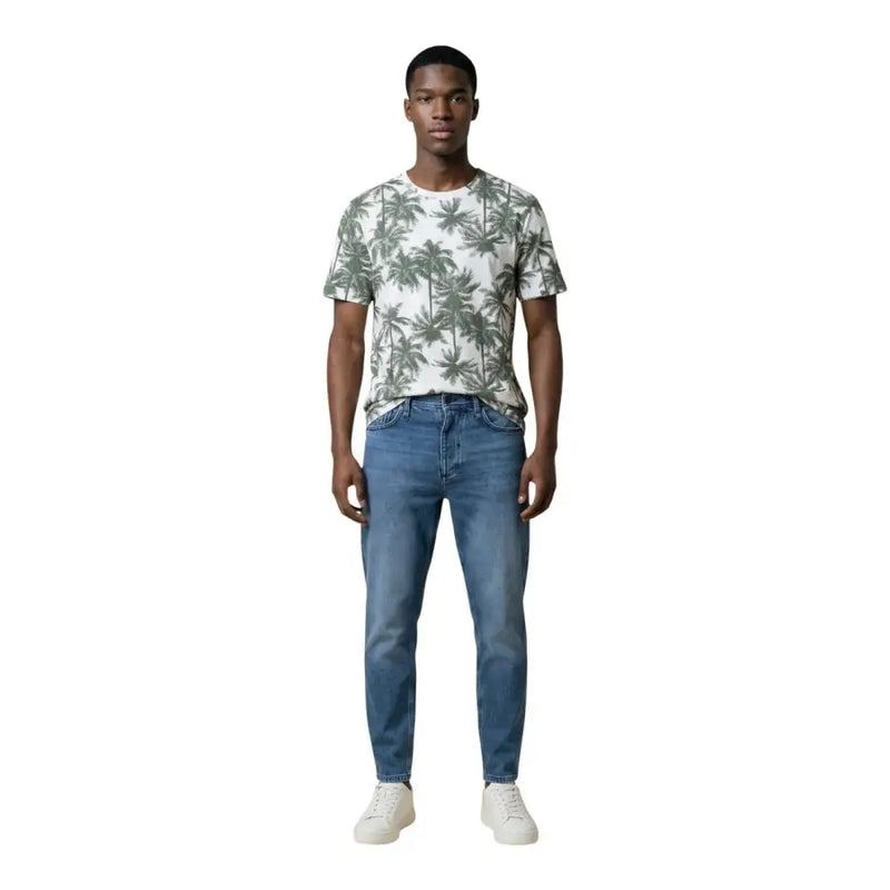 Ein Mann, der einen Antony Morato Herren weiß t-shirt mit grünem Palmenmuster und blauen Jeans