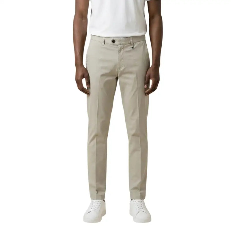 Beige Antony Morato Herrenhose aus Chino-Stoff mit klarer, taillierter Passform und dezenten Bügelfalten