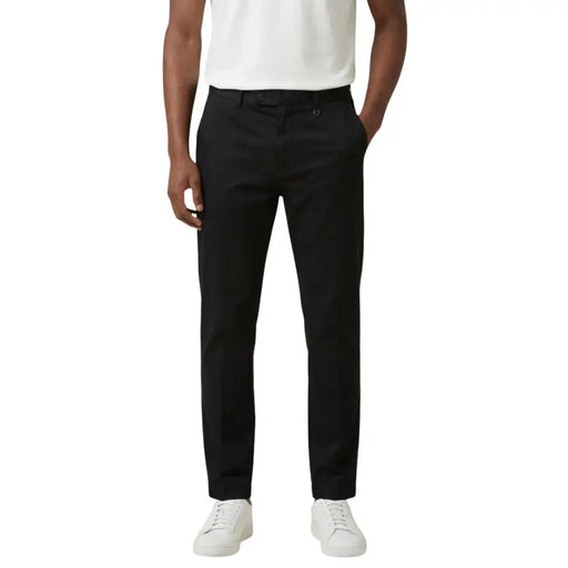 Antony Morato Schwarze, schmal geschnittene Chino-Herrenhose mit dezenter Webstruktur und klarem, modernem Design