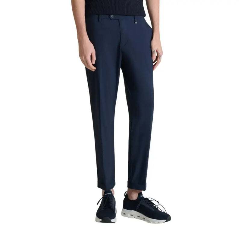 Antony Morato Herrenhose, dunkelmarineblau, tailliert mit elegantem, modernem Schnitt und dezenten Bügelfalten